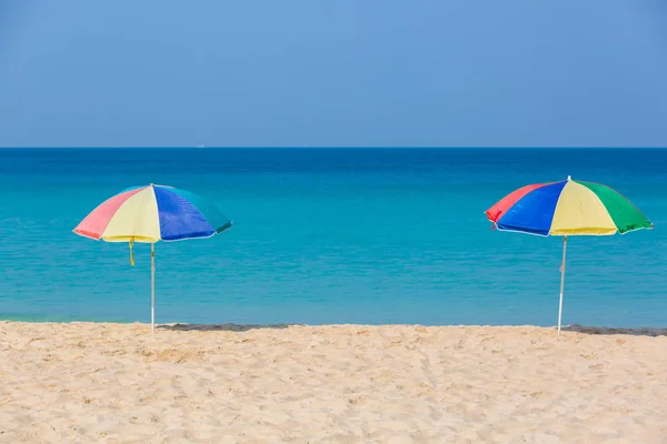 Beach Napsütéses Nap Tenger Háttérben Napernyő — Stock Fotó