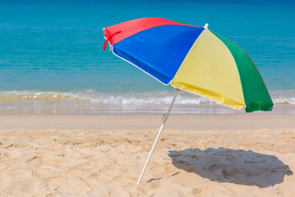 Ombrellone Sulla Spiaggia Giornata Sole Mare Sullo Sfondo — Foto Stock
