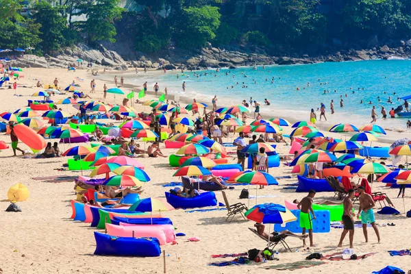 Phuket Thailand February 2018 Tourists Enjoying Summer Day Surin Beach — Stock Photo, Image
