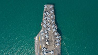 Donanma nükleer uçak gemisi, askeri Donanma gemisi taşıyıcı savaş uçağı uçak, hava görünümünü yükleme tam.