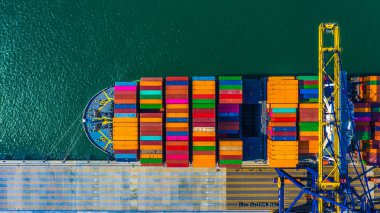 Konteyner kargo yük gemisi ile çalışma vinç köprü akıntı konteyner Terminal hava üst görüntülemek konteyner gemisi derin deniz bağlantı noktasında.