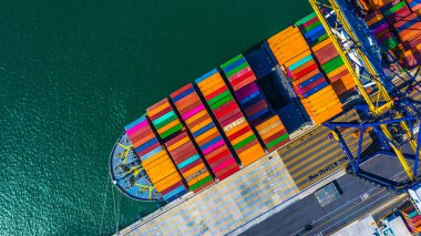 Konteyner kargo yük gemisi ile çalışma vinç köprü akıntı konteyner Terminal hava üst görüntülemek konteyner gemisi derin deniz bağlantı noktasında.