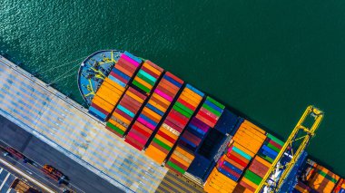 Konteyner kargo yük gemisi ile çalışma vinç köprü akıntı konteyner Terminal hava üst görüntülemek konteyner gemisi derin deniz bağlantı noktasında.