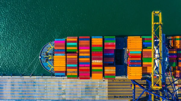Konteyner kargo yük gemisi ile çalışma vinç köprü akıntı konteyner Terminal hava üst görüntülemek konteyner gemisi derin deniz bağlantı noktasında.
