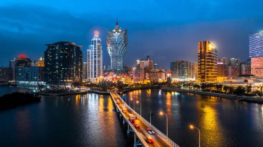 Macau cityscape geceleri, tüm otel ve kule çoğu renkli ışık