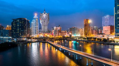 Macau cityscape geceleri, tüm otel ve kule çoğu renkli ışık