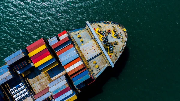 Nave portacontainer in arrivo in porto, nave portacontainer che va in profondità — Foto Stock