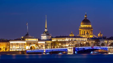 Saint Petersburg 'daki St. Isaac Katedrali' nin kubbesi, Saint-Petersburg, Rusya 'da Isaakievsky Katedrali ile Neva Nehri' nin klasik manzarası.