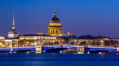 Saint Petersburg 'daki St. Isaac Katedrali' nin kubbesi, Saint-Petersburg, Rusya 'da Isaakievsky Katedrali ile Neva Nehri' nin klasik manzarası.