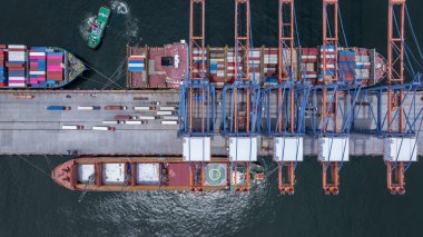 Hava görüşü konteynır konteynırı uluslararası liman terminali gantry vinç ile, Global iş ithalat lojistik ihracat deniz taşımacılığı konteynır kargo gemisi kargo gemisi kargo gemisi.