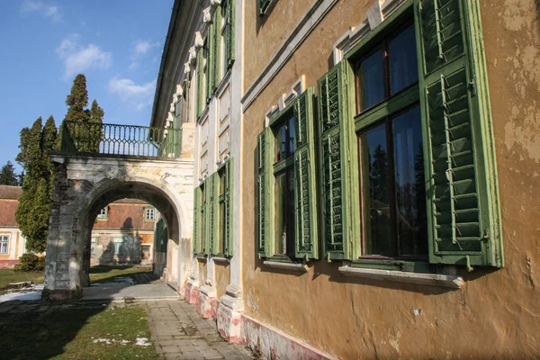 Detalj av Fönstren i den gamla Brukenthal Avrig Palace i Rumänien — Stockfoto