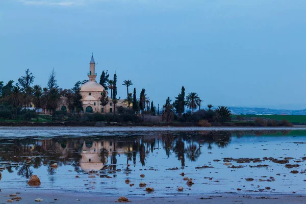 Hala Sultan Tekke ve Kıbrıs'ta Larnaka Tuz Gölü üzerinde yansıma