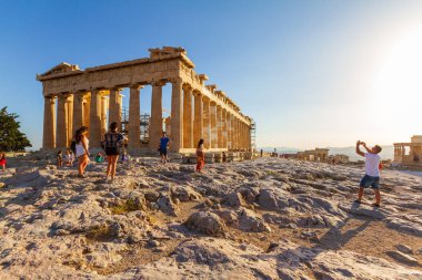 Atina, Yunanistan - 9 Haziran 2018: dolaşan Parthenon bir alarak fotoğraflarla Akropol'de turist