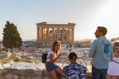 Atina, Yunanistan - 9 Haziran 2018: bir yaz akşamı Parthenon karşı Akropolü fotoğraflar için poz turist