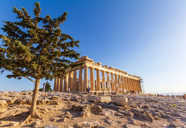 Atenas Grécia Junho 2018 Turistas Passeando Tirando Fotos Partenon Acrópole — Fotografia de Stock
