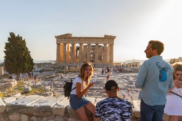 Athens Greece June 2018 Tourists Posing Photos Acropolis Parthenon Summer — Stock Photo, Image