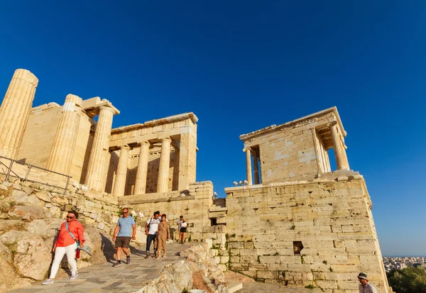 Atenas Grecia Junio 2018 Los Turistas Decendieron Propilea Antigua Entrada — Foto de Stock
