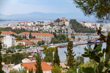 Herke Cityscape ve deniz manzarası da dahil olmak üzere, liman göster