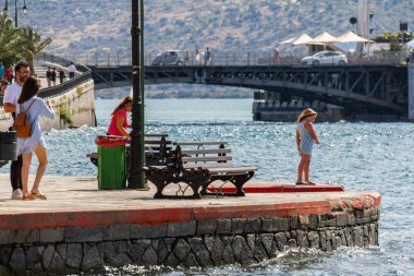 Herke, Yunanistan - Junel10, 2018: insanlar kendilerini bir yaz gününde Promenade Yunanistan Chalkis şehir denizde tarafından zevk