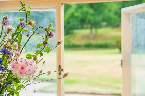 花和窗口看法在莱姆大厅庄严的家在高峰区 — 图库照片
