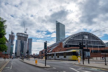 Manchester, Büyük Britanya - 21 Temmuz 2018: Manchester Central Kongre kompleksi içinde ön plan ve arka planda kapsamlı inşaat. Greater Manchester yeni ticari binaların bir bina patlama yaşanıyor