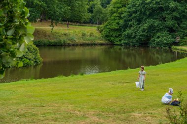 Stockport, Büyük Britanya - 24 Temmuz 2018: Lyme Hall, tarihi İngilizce görkemli ev Lyme Park Cheshire, İngiltere'de içinde Edwardian kostümler giymiş iki kız.