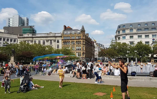 Manchester Reino Unido Julio 2018 Joven Sopla Pompas Jabón Piccadilly — Foto de Stock