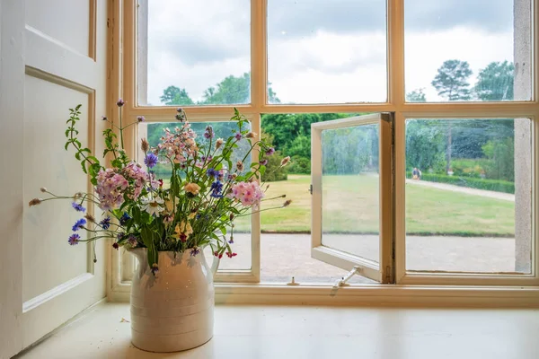 Цветы Вид Окна Сад Традиционного Английского Величественного Дома — стоковое фото