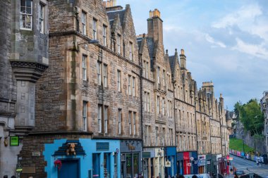 Edinburgh, Büyük Britanya - 27 Temmuz 2018: geleneksel mimari bir sokakta Edinburgh eski şehir.