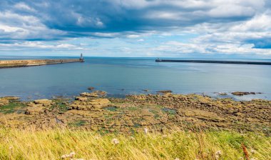 Tynemouth Piers ve fenerler, Tynemouth, İngiltere'de güzel manzara