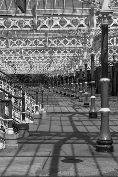 Interesantes Patrones Estructuras Sus Sombras Tynemouth Station Blanco Negro — Foto de Stock