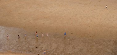 Tynemouth, İngiltere - 2 Ağustos 2018: çocuklar mutlu bir şekilde yüksek bir bakış açısından görülen Kral Edward'ın Koyu'ndaki plajda oynarken.