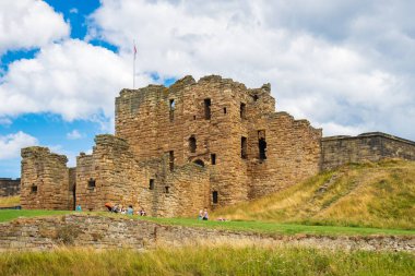 Tynemouth, İngiltere - 2 Ağustos 2018: Ortaçağ Tynemouth tarikat ve kale, bir popüler ziyaretçi cazibe kalıntıları.
