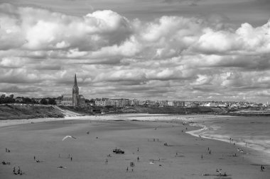 Tynemouth, İngiltere - 2 Ağustos 2018: Tynemouth sahil şeridine St George's kilise siyah beyaz arka planda.