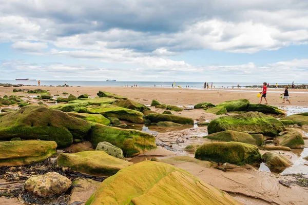 Tynemouth Anglia Sierpień 2018 King Edward Bay Beach Pełen Ludzi — Zdjęcie stockowe