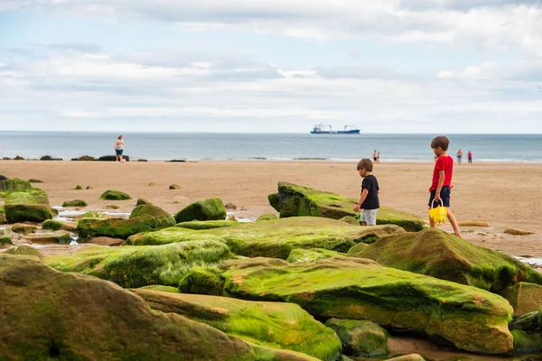 Tynemouth Anglia Sierpień 2018 Chłopcy Starzyńskiego Gry King Edward Bay — Zdjęcie stockowe