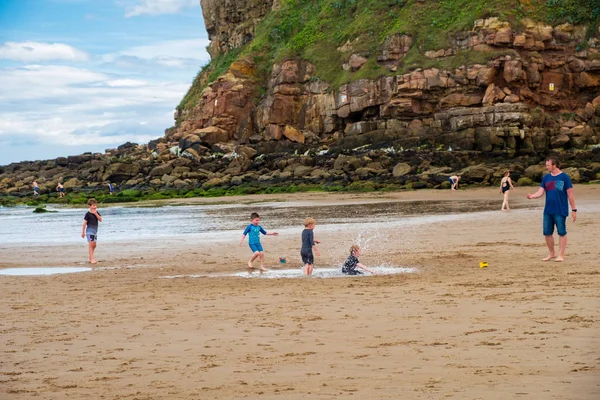 Tynemouth Англія Серпня 2018 Хлопчики Грають Короля Едуарда Bay Beach — стокове фото