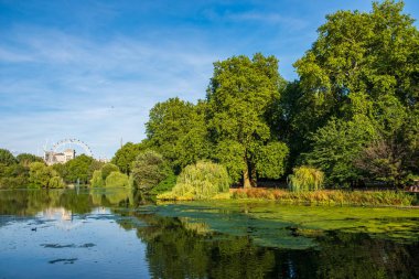 St James's Park'a Londra'daki London Eye ile bir güzel yaz öğleden sonra görünümü içinde belgili tanımlık geçmiş