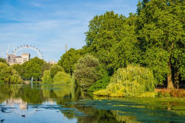 St James's Park'a Londra'daki London Eye ile bir güzel yaz öğleden sonra görünümü içinde belgili tanımlık geçmiş