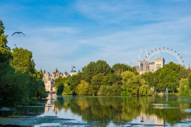 St James's Park'a Londra'daki London Eye bir güzel yaz öğleden sonra arka planda ile