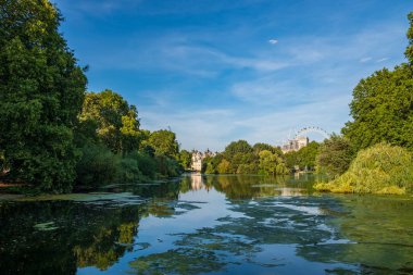 Harika bir manzara St James's Park'a Londra'daki London Eye bir güzel yaz öğleden sonra arka planda ile