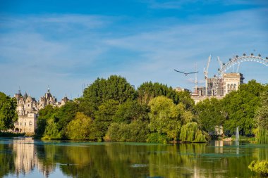 Harika bir manzara St James's Park'a Londra'daki London Eye bir güzel yaz öğleden sonra arka planda ile