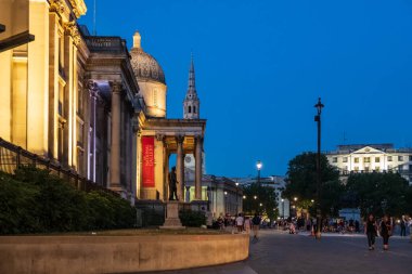 Londra, İngiltere - 4 Ağustos 2018: insanlar tarafından yürüyüş gibi akşam National Gallery, Trafalgar Square, Londra, yan görünüm.