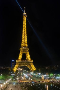 Paris, Fransa - 5 Ağustos 2018: ışıklı Eyfel Kulesi Paris tarafından sıcak yaz akşamı gezinme çok sayıda ziyaretçi.