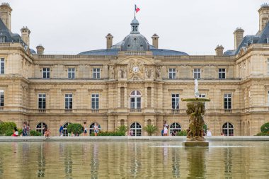 Paris, Fransa - 7 Ağustos 2018: Gölet ve Paris Luxenbourg bahçeleri içinde Sarayı.