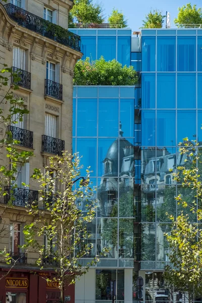 Paris France August 2018 Paris Street Scene Classical Building Reflection — Stock Photo, Image