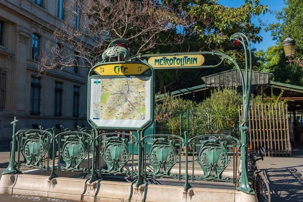 フランス 2018 ビンテージ サインとパリの地下鉄の入り口装飾 — ストック写真