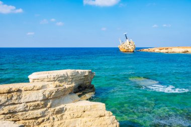 Paslı gemi enkazı Pegeia, Paphos, Kıbrıs Edro III terk edilmiş. Kıyıya yakın bir açıyla duran kantarkastoi deniz mağaraları, Coral Bay, Pafos, Peyia buzlu telli.
