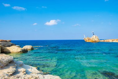 Paslı gemi enkazı Pegeia, Paphos, Kıbrıs Edro III terk edilmiş. Kıyıya yakın bir açıyla duran kantarkastoi deniz mağaraları, Coral Bay, Pafos, Peyia buzlu telli.