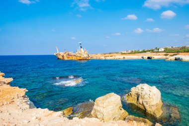 Paslı gemi enkazı Pegeia, Paphos, Kıbrıs Edro III terk edilmiş. Kıyıya yakın bir açıyla duran kantarkastoi deniz mağaraları, Coral Bay, Pafos, Peyia buzlu telli.